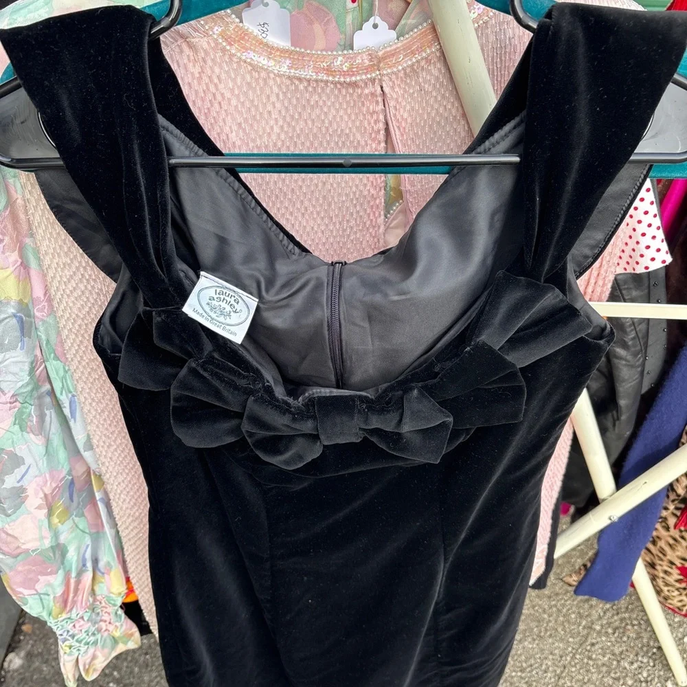 Classic Black Velvet Bow Dress - Picture 3 of 4